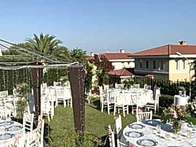 Bahçede Nişan İçin Masa ve Sandalye Süsleme